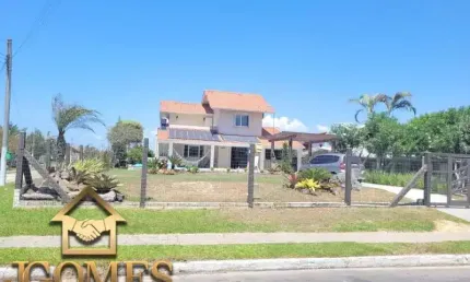 BELO E ACONCHEGANTE SOBRADO COM AMPLO TERRENO DE ESQUINA NO CENTRO DE IMBÉ PRÓXIMO AO MAR