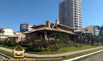 Linda residência de esquina em Tramandaí à 100m do mar.