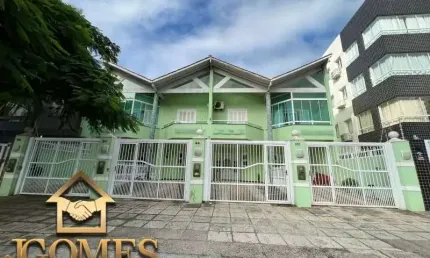 sobrado com 2 quartos, com suítes no centro de Tramandaí