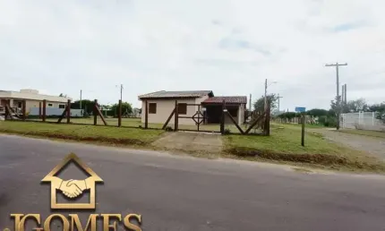 CASA A 500 METROS DO MAR EM AVENIDA TODA ASFALTADA EM NOVA TRAMANDAI