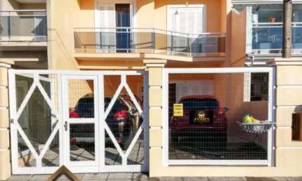 BELO SOBRADO TRIPLEX LOCALIZADO NO CENTRO DE TRAMANDAI