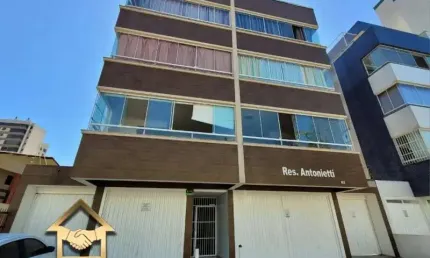 Aconchegante apartamento semi mobiliado à cinquenta metros do mar
