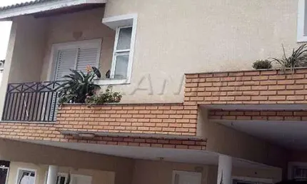 Cond. fechado de 208m² com 4 quartos em horto florestal
