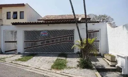 Sobrado de 320m² com 3 quartos em jardim entre serras