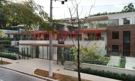 Cond. fechado de 626m² com 4 quartos em Alto de Pinheiros