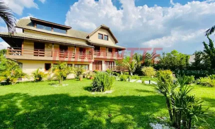 Cond. fechado de 700m² com 5 quartos em serra da cantareira