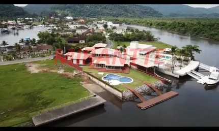 Sobrado de 900m² com 4 quartos em Balneario Praia do Perequê