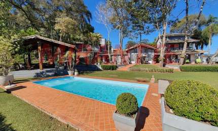 Sobrado de 900m² com 4 quartos em Serra da Cantareira