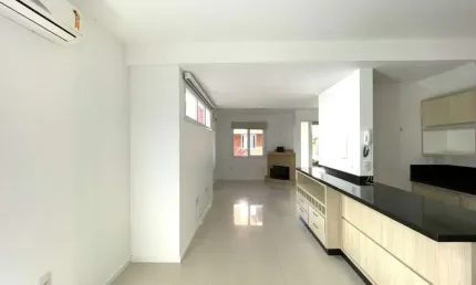 Casa em condomínio fechado com 3 quartos para alugar na Rua Grumixama, 215, Campeche, Florianópolis