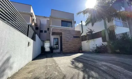 Casa com 3 quartos para alugar na Rua Jabuticabeira do Sul, 360, Ribeirão da Ilha, Florianópolis
