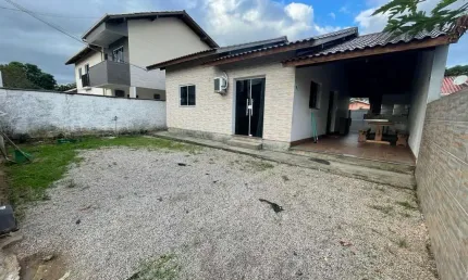 Casa com 3 quartos para alugar na Rua Fidélis Govoni, 840, Campeche, Florianópolis