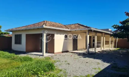 Casa com 04 quartos sozinha no terreno a apenas 600 metros da praia no Princesa do Mar em Itapoá/SC