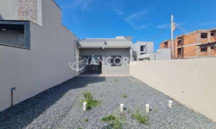 Casa com 02 quartos, sendo 01 suíte, e um amplo espaço de terreno na frente e nos fundos no centro de Itapoá