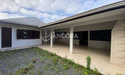 Casa com 03 quartos sozinha no terreno a apenas 400 metros da praia no Balneário Cambiju em Itapoá/SC