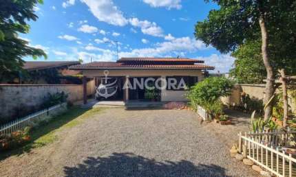 Casa bem localizada com 3 quartos, à venda no Balneário São José