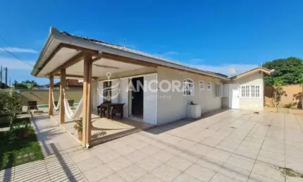 Casa à venda com 06 quartos, sendo 01 suíte com piscina