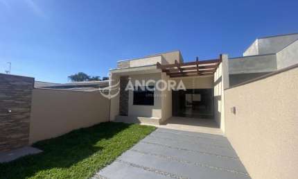 Casa com 03 quartos, com amplo espaço de terreno nos fundos no centro de Itapoá