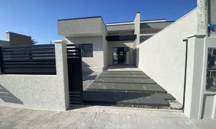 Casa com 03 quartos e área de lazer com piscina a apenas 500 metros do mar - Balneário Estrelas