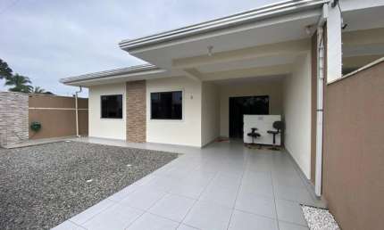 Casa com 03 quartos, sendo 01 suíte, à venda em Itapoá no Balneário Rainha do Mar