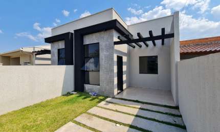 Casa com 03 quartos e amplo espaço de terreno nos fundos - Balneário Cambiju