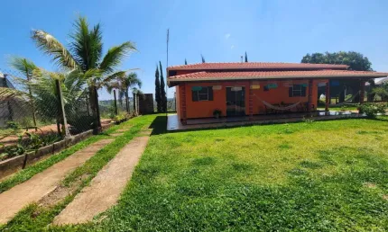Sítio de 20.000 m² com benfeitorias e estufas produzindo