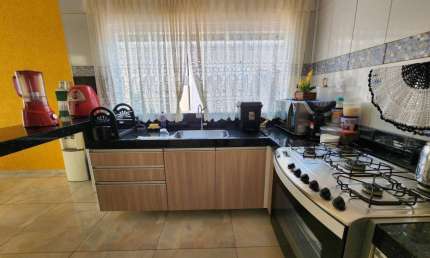 Casa com 3 dormitórios e gourmet no Parque das Flores
