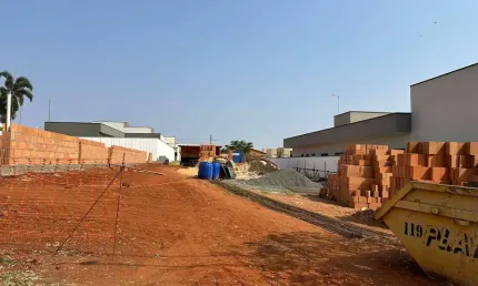 Terreno de 518 m²  no Condomínio Portal dos Manacás