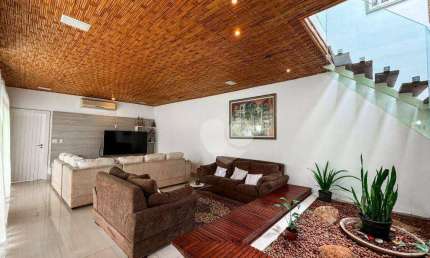 Casa em condominio com infra-estrutura terreno de 1032 metros com área edificada de 561 metros