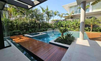 Condomínio Alphaville - Casa Triplex recém construída em projeto Contemporâneo com 5 Suítes. Barra da Tijuca/RJ.
