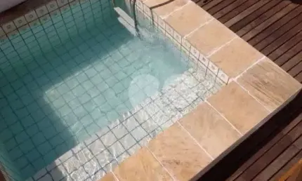 Cobertura duplex com piscina e vista parcial ao mar em Ipanema