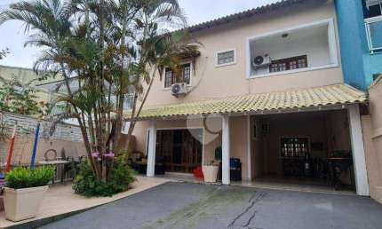 Linda casa em condomínio fechado em vargem pequena, 4 quartos sendo 1 suíte e terraço, ampla sala para 3 ambientes, cozinha americana, 3 vagas