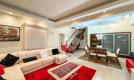 Casa triplex a venda no grajaú, com 4 quartos sendo 3 suítes, varanda, piscina, churrasqueira e 5 vagas de garagem