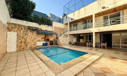 Casa Triplex a venda no Grajaú, com 4 Quartos sendo 3 suítes, varanda, piscina, churrasqueira e 5 vagas de garagem