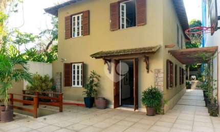 Casa de Rua com 6 quartos à venda, 258m² - Jardim Botânico