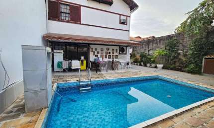 Condomínio Santa Monica Classic - Casa Duplex com 4 Quartos. Oportunidade para investidor fazer o Retrofit. Barra da Tijuca/RJ.
