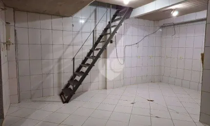 Riachuelo Vendo loja comercial com Girau area livre na frente da loja.