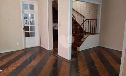 Casa duplex a venda no Grajaú, 03 quartos, área serviço, gagragem, quintal, lavanderia e dependências.