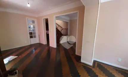 Casa duplex a venda no Grajaú, 03 quartos, área serviço, gagragem, quintal, lavanderia e dependências.