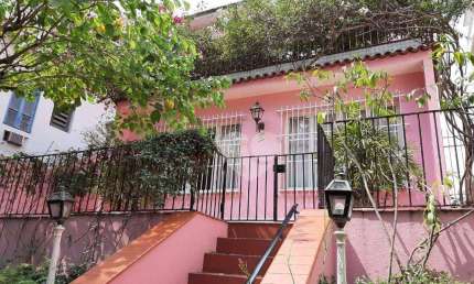 Casa duplex a venda no Grajaú, 03 quartos, área serviço, gagragem, quintal, lavanderia e dependências.