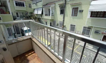 Casa em vila agradável em linda vila próxima a Praça Xavier de Brito.