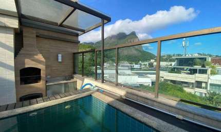 Jardim Oceânico - Cobertura Duplex reformada com mezanino com Churrasqueira, vista livre para a Pedra da Gávea com boa piscina. Barra da Tijuca/RJ.