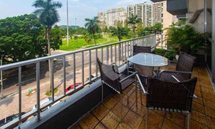Praia do Flamengo! Linda Vista com varanda Prédio com Infra e piscina. 3 Vagas.
