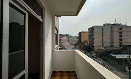 Apartamento de 2 quartos, varanda e 1 vaga garagem.