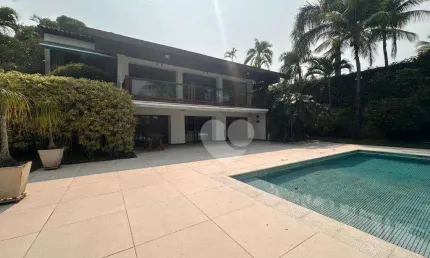 Linda mansão com 1500m2 em condomínio fechado com segurança na Barra da Tijuca