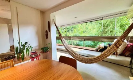 Prédio com piscina! Apartamento com varandão com vista verde, 2 quartos, suíte, 2 vagas à venda, 106 m² por R$ 1.700.000 entre Lagoa e Copacabana