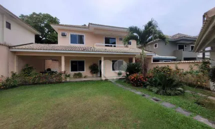 Casa com 4 quartos, 4 suítes para alugar, 233 m² por R$ 7.460/mês - Camorim - Rio de Janeiro/RJ