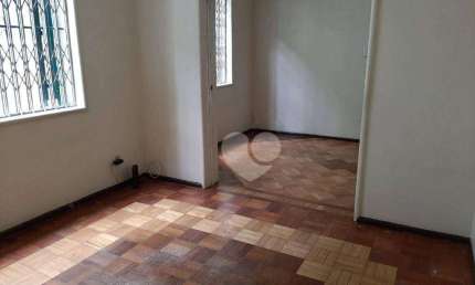 Casa de rua a venda na Tijuca, 04 quartos, 02 salas, cozinha, copa, suite, área de serviço, aceita pets, varanda.