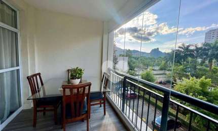 Condomínio Maayan - Apartamento reformado com vista livre para Montanhas. 3 Quartos sendo 1 Suíte. Planejados da Madeirol. Barra da Tijuca