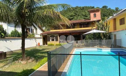 Casa com 4 quartos à venda, 409 m² por R$ 1.600.000