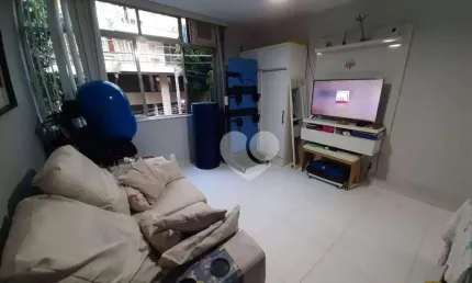 Apartamento 02 quartos, 02 suites, área de serviço, vaga de garagem, frente, sol da manhã, elevador, banheiro serviço, portões eletrônicos